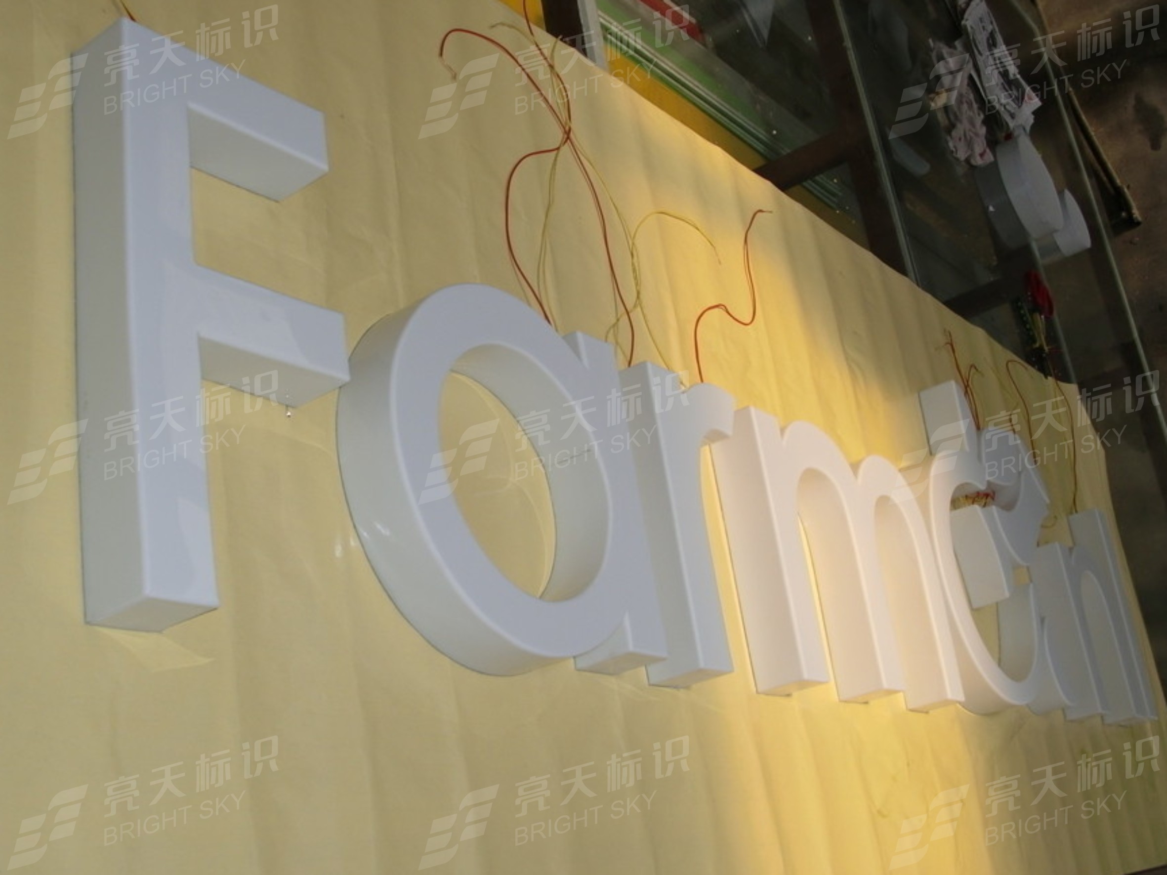 白色亚克力通体发光字