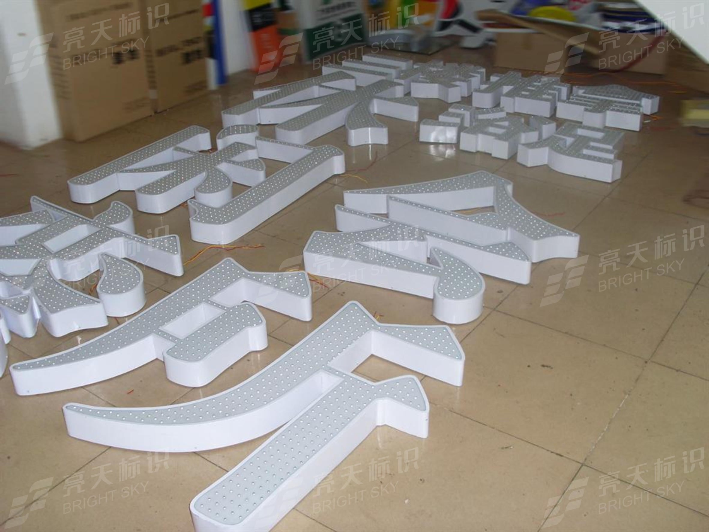 不锈钢亚克力冲孔灯箱字