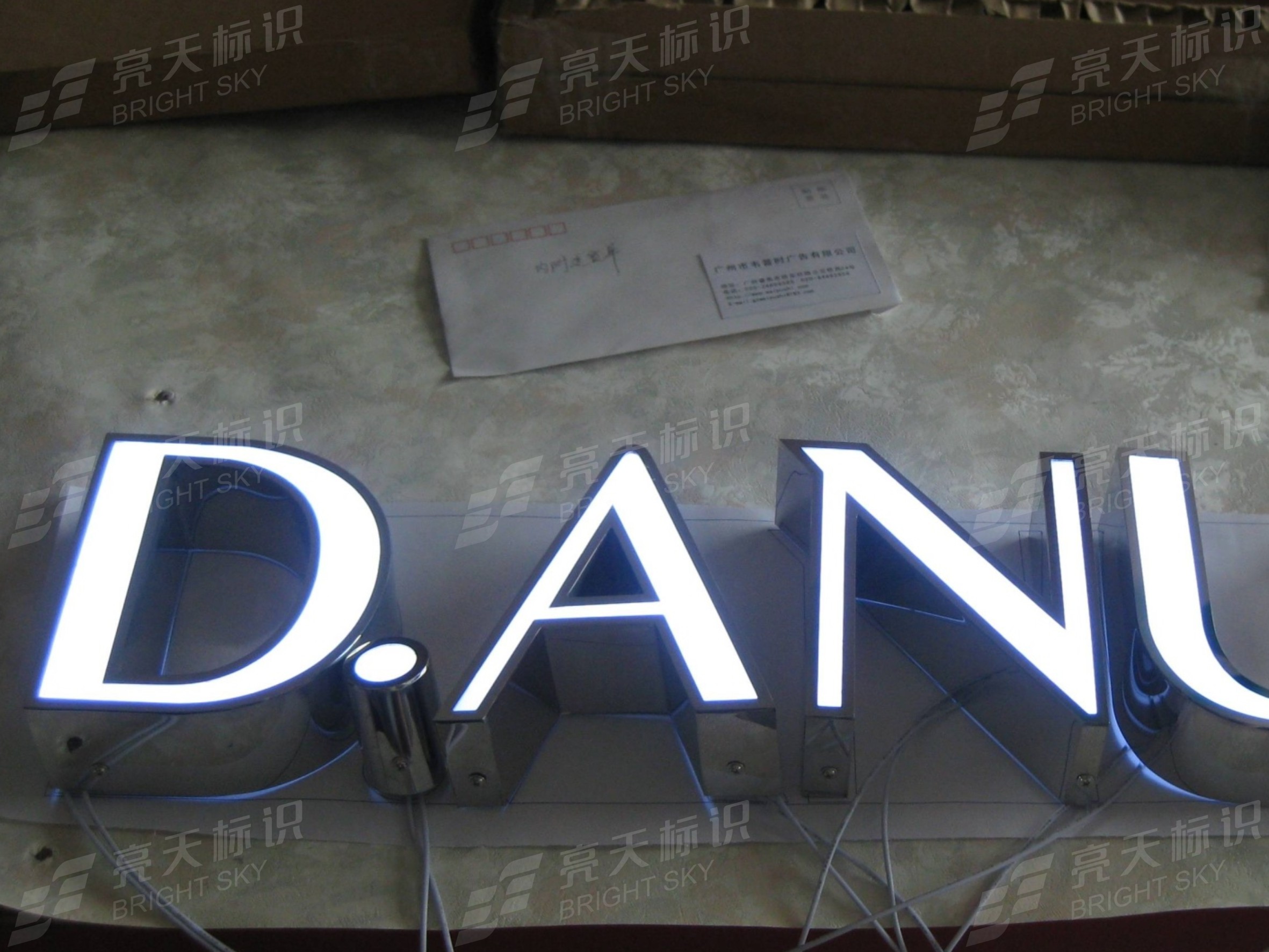 精品镜面不锈钢镀黄钛灯箱字