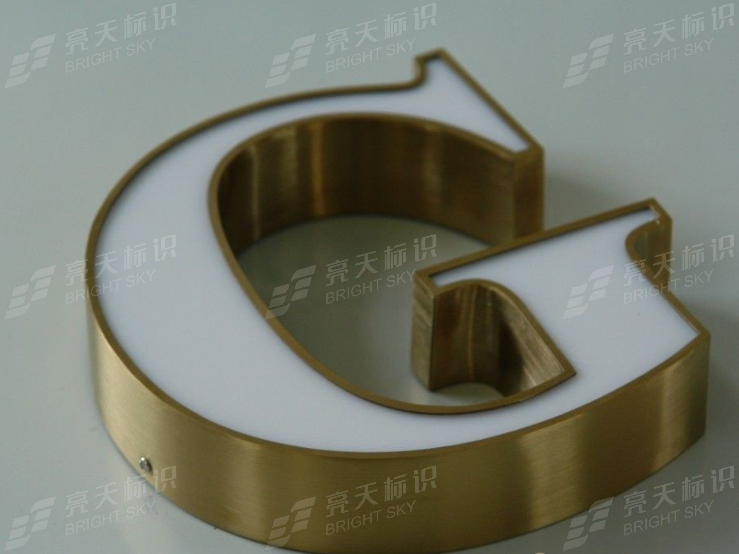 拉丝不锈钢镀黄钛灯箱字