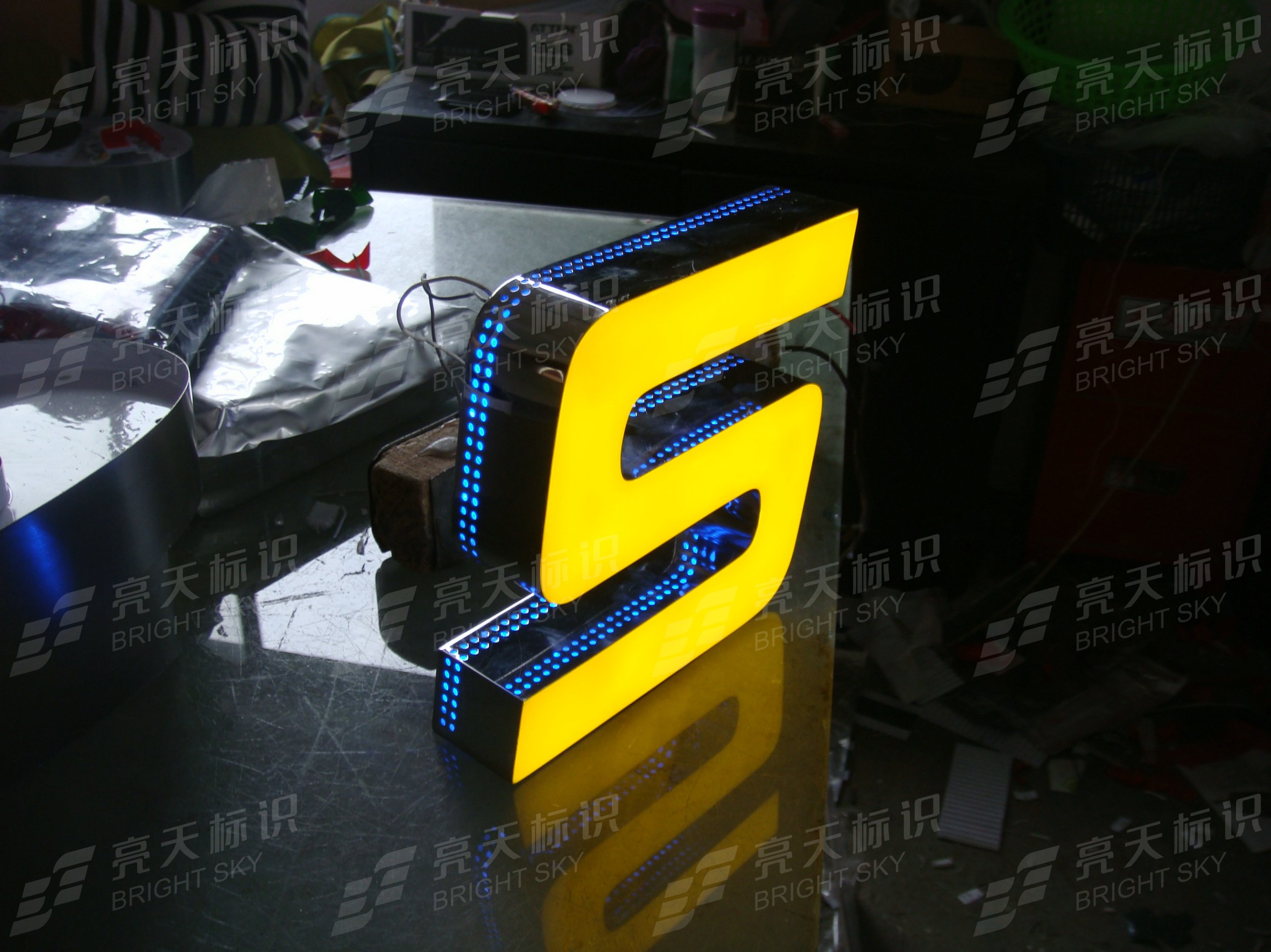 侧边冲孔树脂字