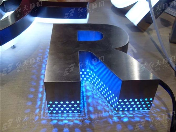 拉丝不锈钢侧冲孔背发光字